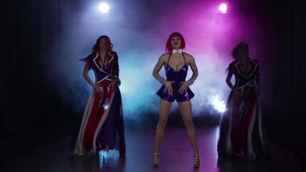 Три сексуальные девушки Пи-Джей танцуют вместе на сцене в ночном клубе — стоковое видео