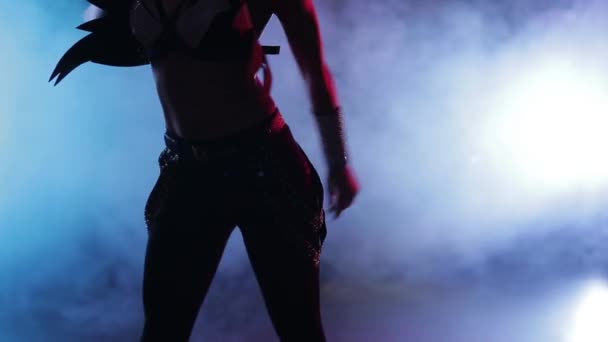 Брюнетка танцует в дымчатой студии в кожаном белье — стоковое видео