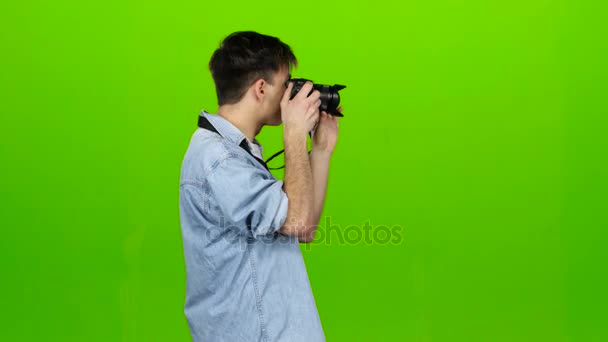 Guy παίρνει εικόνες από τα τοπία της επαγγελματική φωτογραφική μηχανή. Πράσινη οθόνη — Αρχείο Βίντεο
