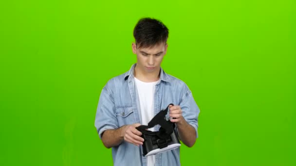 Der Mann mit der virtuellen Brille schaut sich einen interessanten Film an. Green Screen — Stockvideo