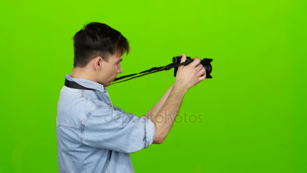 Man neemt foto's van de landschappen op de professionele camera. Groen scherm — Stockvideo