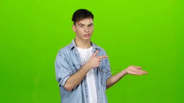 Der junge Fachmann wirbt für seine Dienste, er ist talentiert. Green Screen — Stockvideo