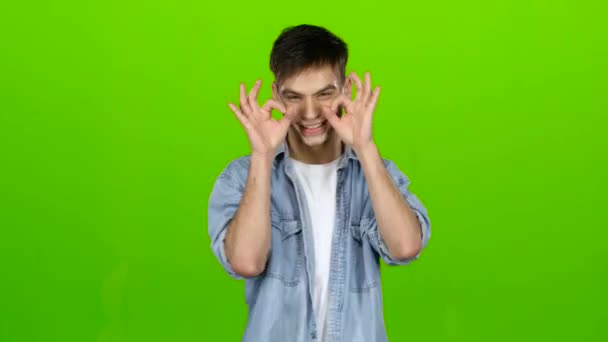 Male actor smiles, showing them different grimaces and language. Green screen — Stock Video