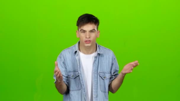 Aggressive man, he is angry at all and can not be stopped. Green screen — Stock Video