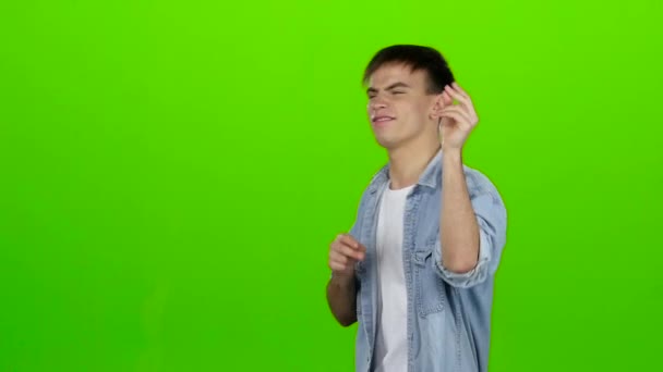 Man is dancing energetically, he is having fun. Green screen. Slow motion — Stock Video