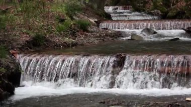 Şelaleler ve rapids, kayalık bankalar ile dağ nehir. Ağır çekim