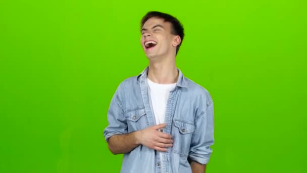 Guy jokes, he is not bored, he is happy and positive. Green screen — Stock Video