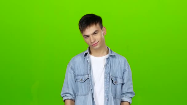 Guy jokes, he is not bored, he is happy and positive. Green screen — Stock Video