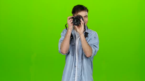 L'uomo fotografa i paesaggi sulla macchina fotografica professionale. Schermo verde — Video Stock