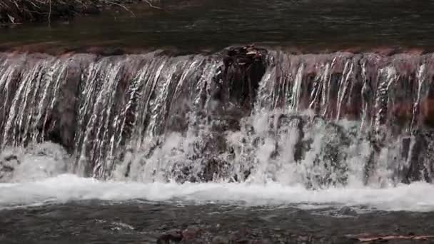 Schöne Stromschnellen am Gebirgsfluss und kleiner Wasserfall. Zeitlupe — Stockvideo