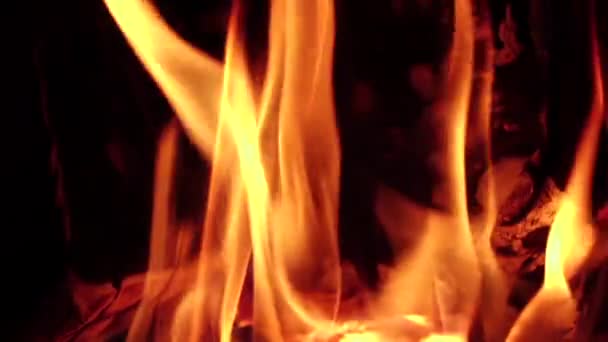 Flames eld stiger upp under inflytande luftströmmar. Slow motion — Stockvideo