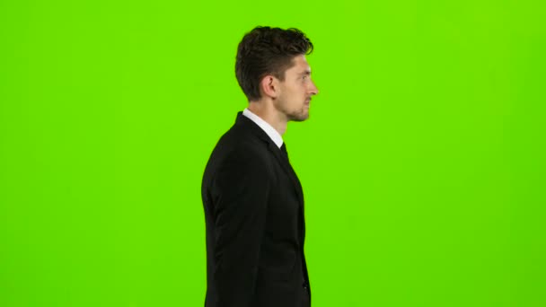 El hombre va a una reunión de negocios y saludos saludando. Pantalla verde. Vista lateral — Vídeo de stock