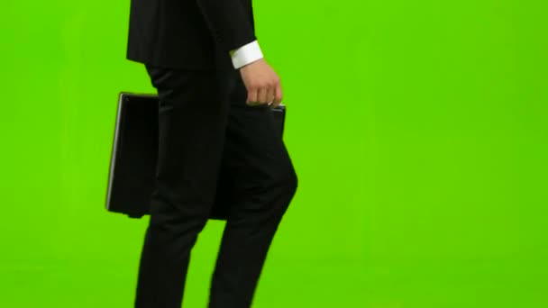 Muž drží v ruce aktovku, přes to, že spěchá. Zelená obrazovka — Stock video