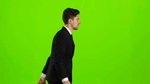 Adam bir evrak çantası elinde tutuyor, üzerinden atılıyor. Yeşil ekran — Stok video