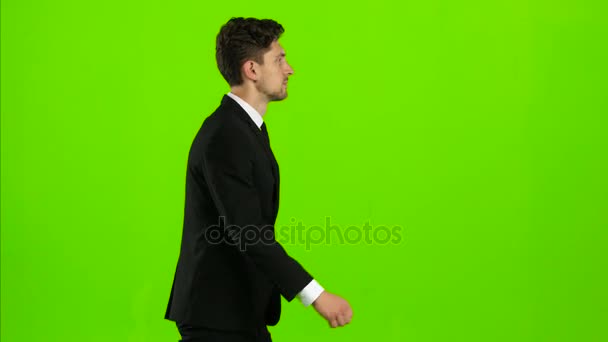 Ο άνθρωπος πηγαίνει στην εργασία, με έναν διπλωμάτη αυτός κύματα το χέρι του στους άλλους. Πράσινη οθόνη — Αρχείο Βίντεο