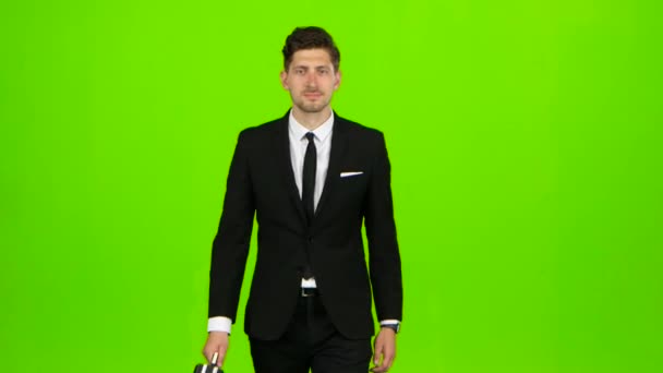 Mann geht zur Arbeit, mit einem Diplomaten winkt er anderen zu. Green Screen — Stockvideo