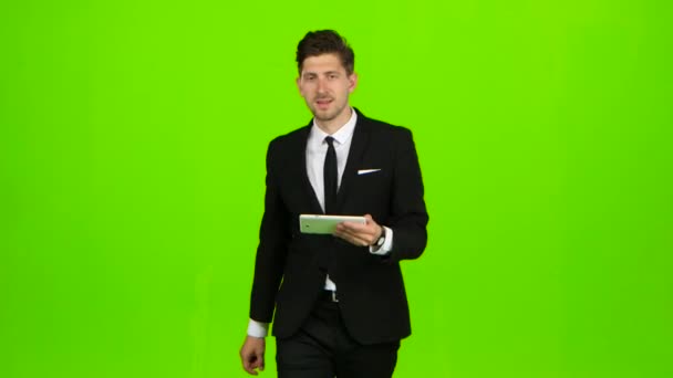 Der Geschäftsmann geht zur Arbeit und druckt wichtige Botschaften. Green Screen — Stockvideo