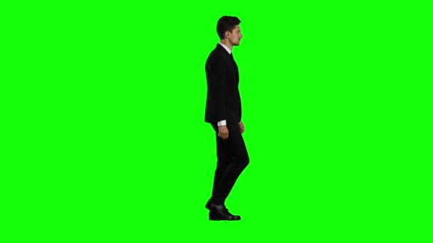 El hombre va a una reunión de negocios, piensa en dinero y ganancias. Pantalla verde — Vídeos de Stock