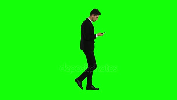 Człowiek idzie do pracy i rozmawia przez telefon. Zielony ekran. Widok z boku — Wideo stockowe