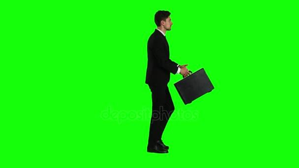 Επιχειρηματίας πηγαίνει στην εργασία, με έναν διπλωμάτη αυτός κύματα το χέρι του στους άλλους. Πράσινη οθόνη — Αρχείο Βίντεο