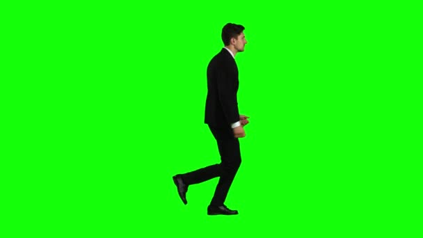 L'homme d'affaires est pressé de travailler, il commence à courir. Écran vert — Video