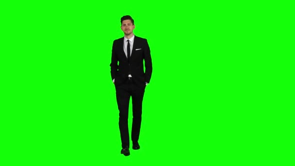 El hombre va a una reunión y saludos saludando. Pantalla verde — Vídeos de Stock