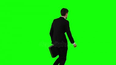 Adam bir evrak çantası elinde tutuyor, üzerinden atılıyor. Yeşil ekran
