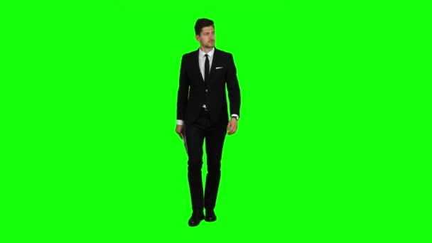 Manager geht zu Besprechungen und hält die Unterlagen. Green Screen — Stockvideo