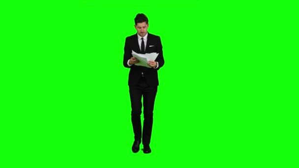 Бізнесмен тримає документи в руках і викидає їх. Зелений екран — стокове відео