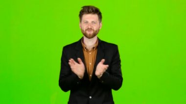 Adam konserde görünüyor ve aktörler alkışlar. Yeşil ekran