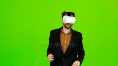 Sanal gözlüklü adam ilginç bir film seyrediyor. Yeşil ekran