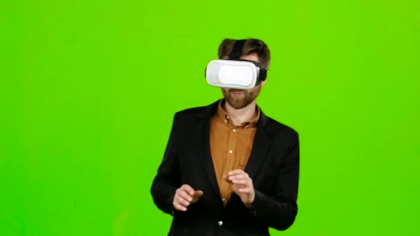 Chlap ve virtuální brýle je sledovat zajímavý film. Zelená obrazovka — Stock video