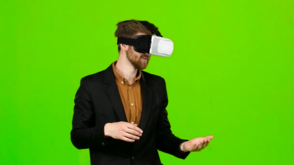 Zakenman in virtuele werkelijkheid is plezier en lacht. Groen scherm — Stockvideo