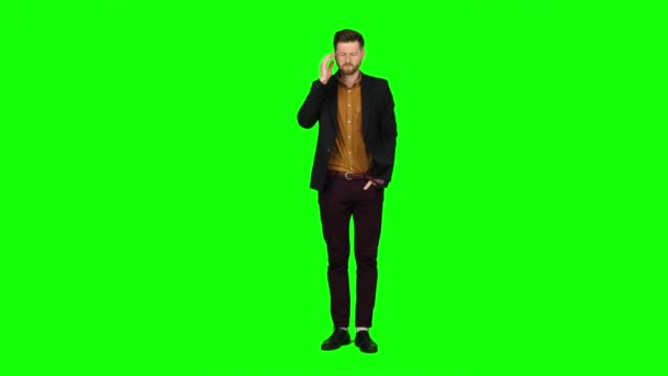 Der Mensch leidet, sein Kopf schmerzt, er ist müde. Green Screen — Stockvideo