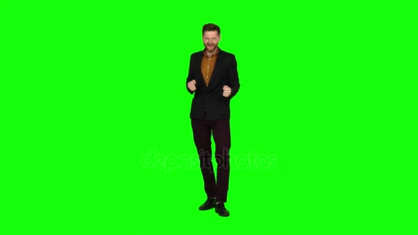 Er ist glücklich mit seinen Siegen, er ist glücklich. Green Screen — Stockvideo