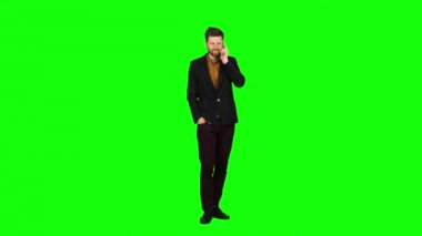 Adam telefonda onun kız arkadaşı ile flört ediyor. Yeşil ekran
