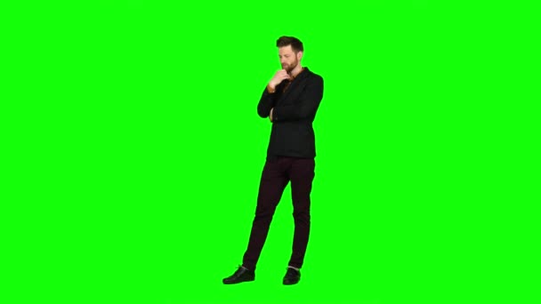 Typ ist sehr müde und nachdenklich, reflektiert über das Leben. Green Screen — Stockvideo