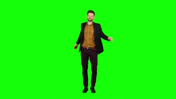 Man is energiek dansen, hij heeft plezier. Groen scherm — Stockvideo