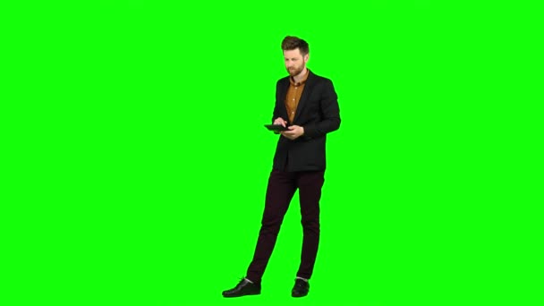 Mann betrachtet den Gewinn auf dem Rechner und er ist bankrott. Green Screen — Stockvideo