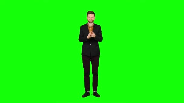 Mann betrachtet das Konzert und applaudiert den Schauspielern. Green Screen — Stockvideo