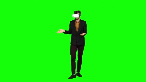 Empresario en realidad virtual se está divirtiendo y sonriendo. Pantalla verde — Vídeos de Stock