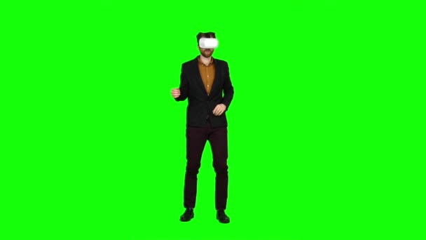 Man in de virtuele bril is kijken naar een interessante film. Groen scherm — Stockvideo