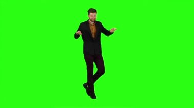 Adam başkalarına dili gösterir. Yeşil ekran. Ağır çekim