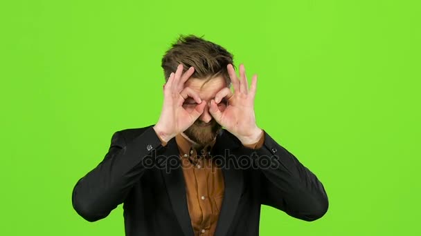 남자 배우 미소, 다른 grimaces 및 언어 그들을 보여주는. 녹색 화면입니다. 슬로우 모션 — 비디오