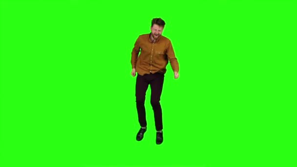 Kerl springt auf der Stelle, er hat eine gute Zeit. Green Screen. Zeitlupe — Stockvideo