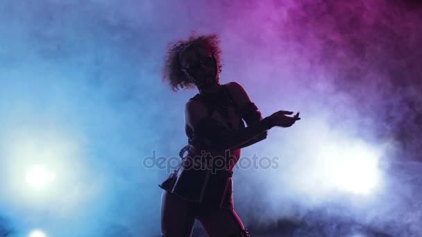 Go-go дівчина танцює в шкіряній білизні танцює на димній сцені — стокове відео