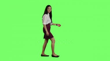 Kız işe gider ve elini dalgalar. Yeşil ekran. Yan görünümü. Ağır çekim