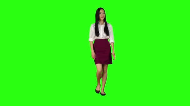 Κορίτσι της Ασίας εμφάνιση πηγαίνει στην εργασία και τα κύματα χέρι της. Πράσινη οθόνη. Αργή κίνηση — Αρχείο Βίντεο