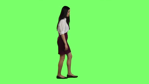 Mädchen eilt zu den Verhandlungen, sie hat keine Zeit. Green Screen. Zeitlupe — Stockvideo