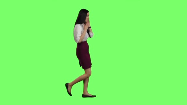 Girl is going to an important meeting, talking on the phone, she is angry. Green screen. Slow motion — Stock Video